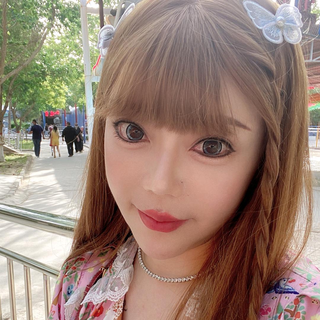 爱甜品的小姐姐