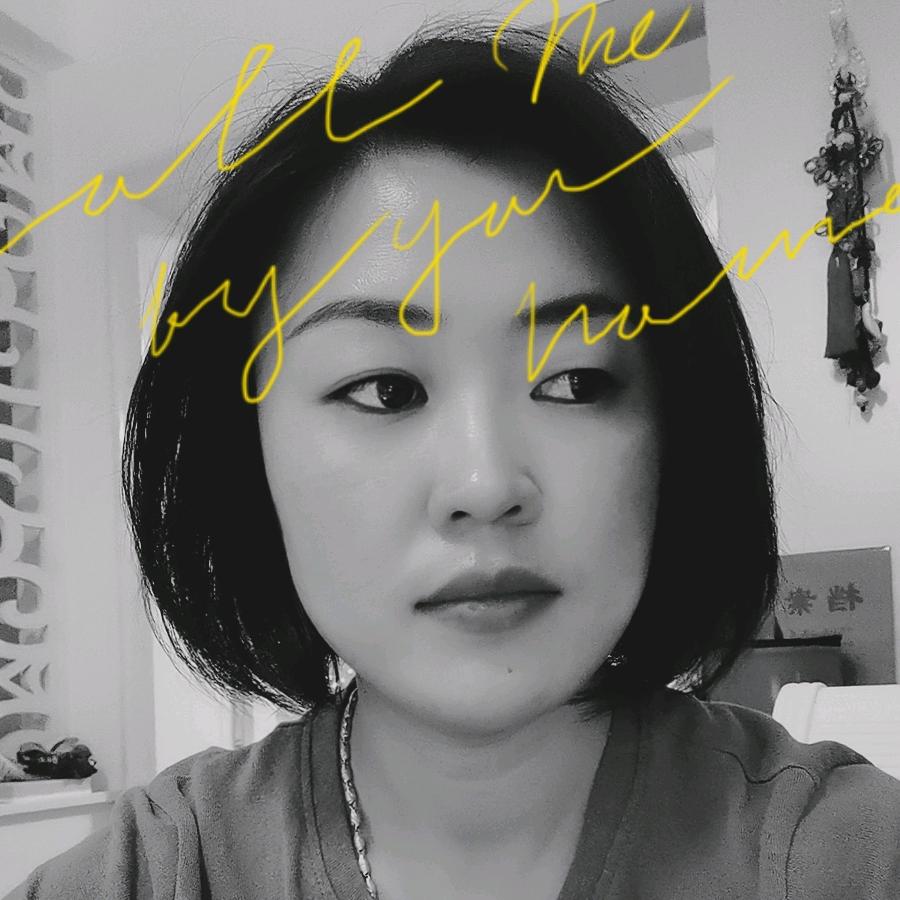 卷发小姐姐