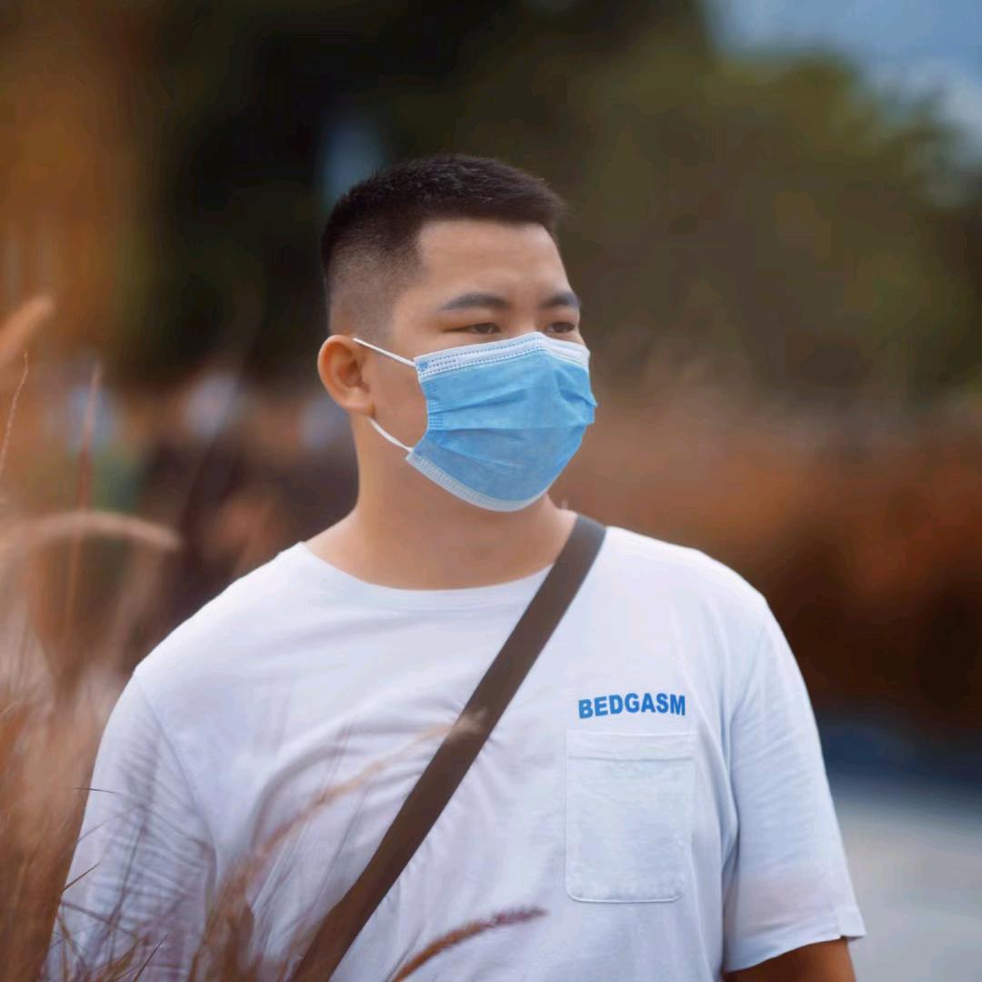 努力减肥的男孩