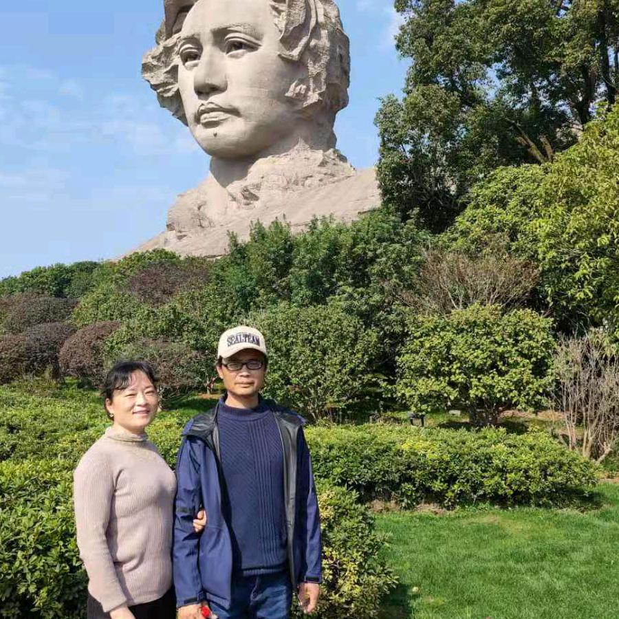 谢伟，水电建筑材料批零经营