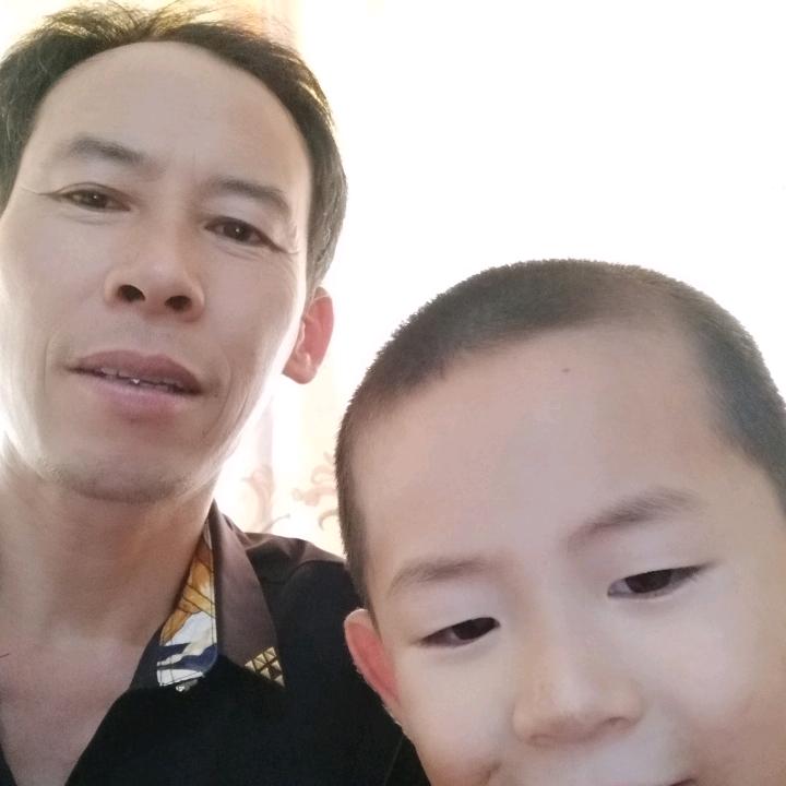 周威哥泥水精装修套房：橱窗有卖货