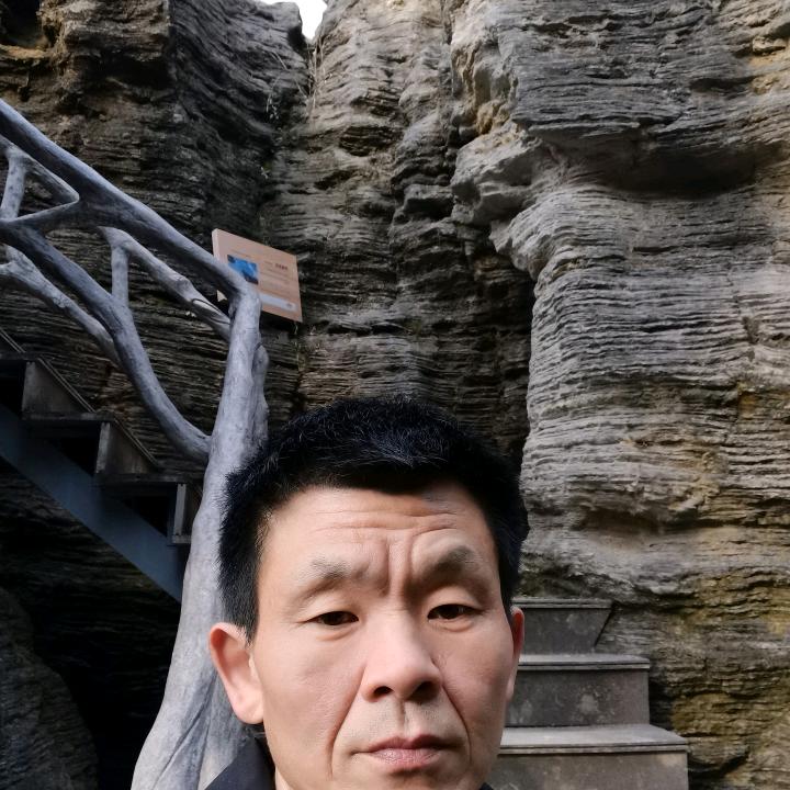 70后卖纸哥！小龙