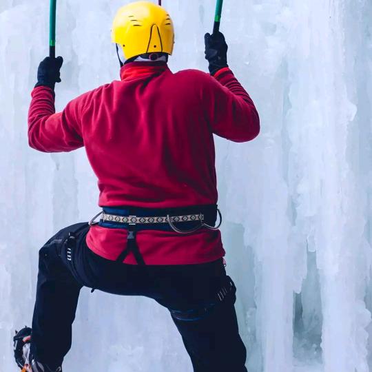 难的时候蹲下来抱抱自己