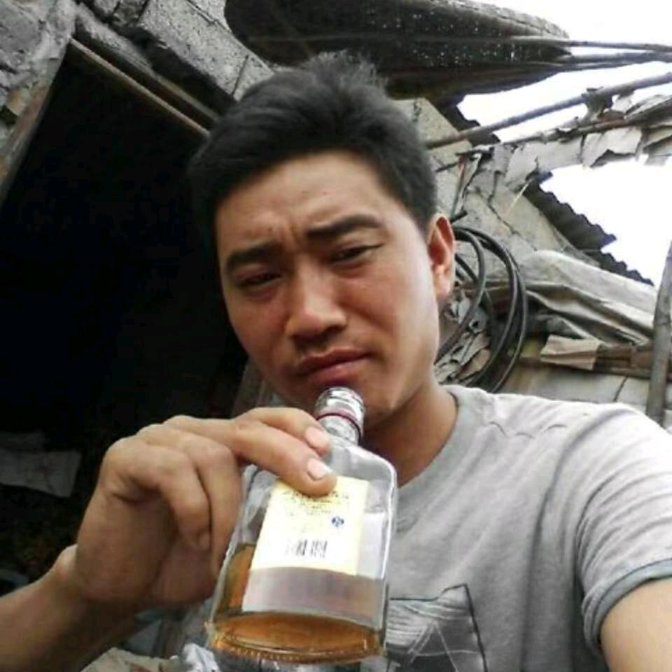 坐在坟前调戏鬼