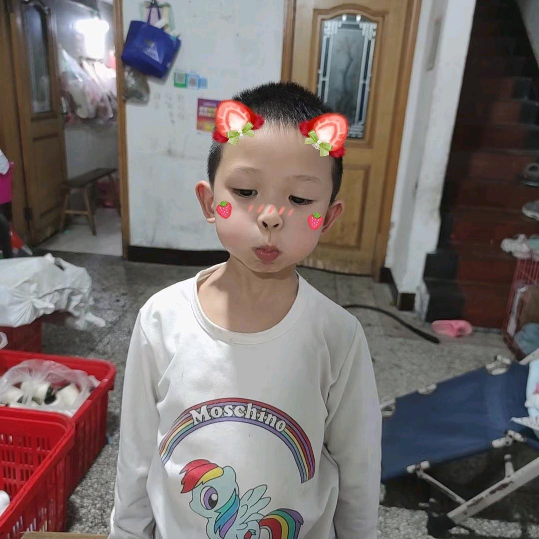 情涵，龙腾服饰