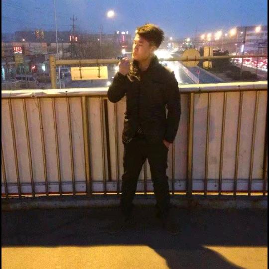 笑看人间沉浮事，闲坐摇扇一壶茶。