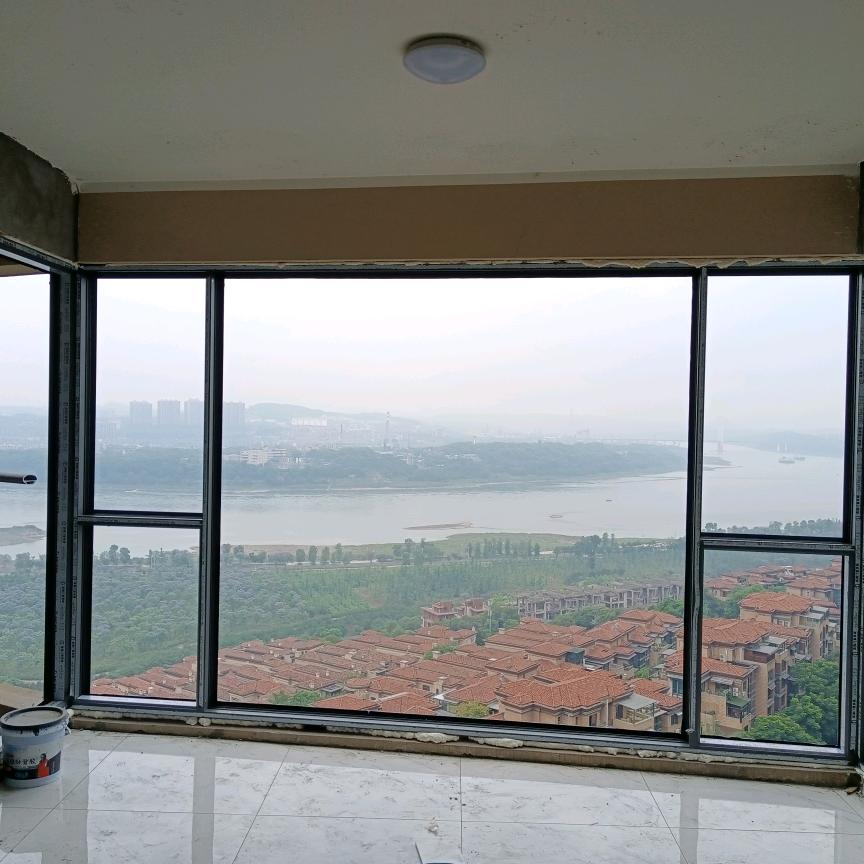 高端系统门窗。小杨