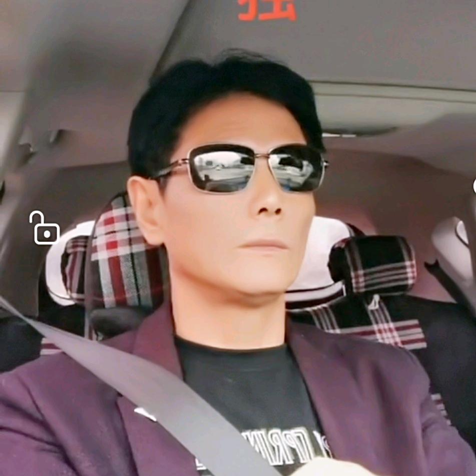 蓝天白云。