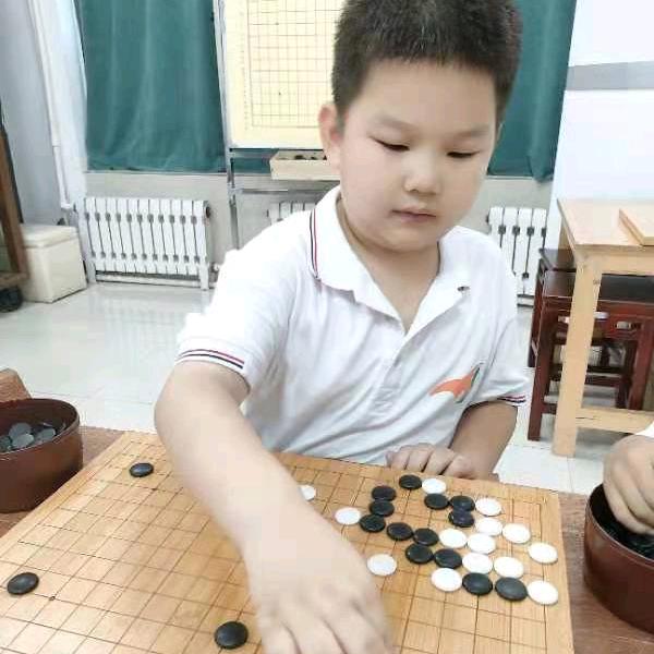 陆离.