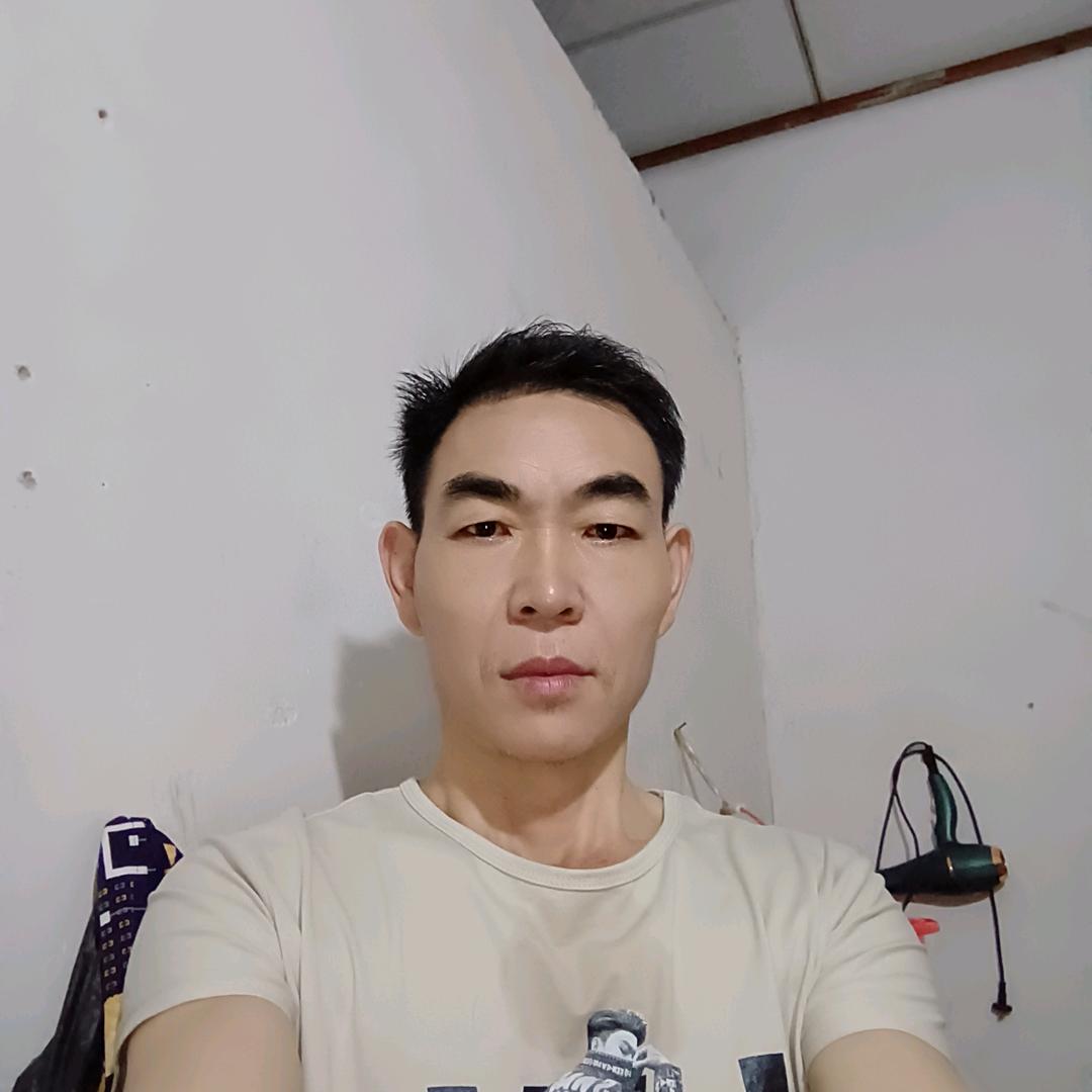 雄鹰展翅