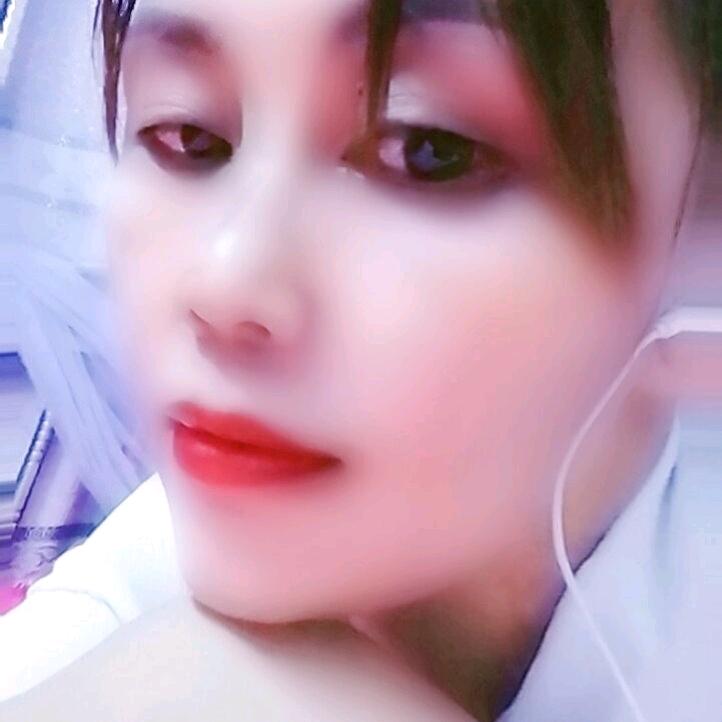 苦衷作乐的女人。