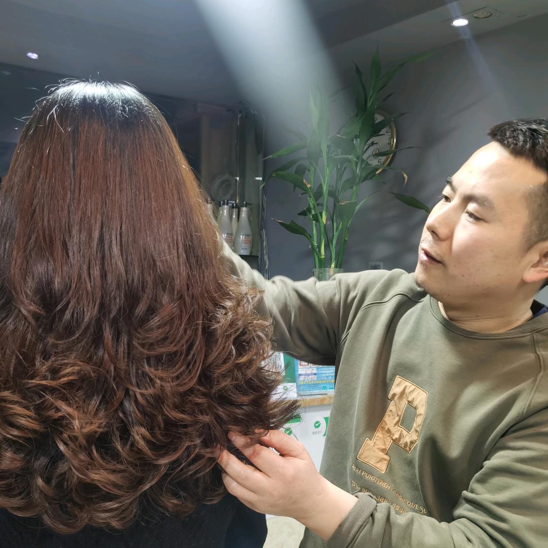 遵义星期八烫染造型