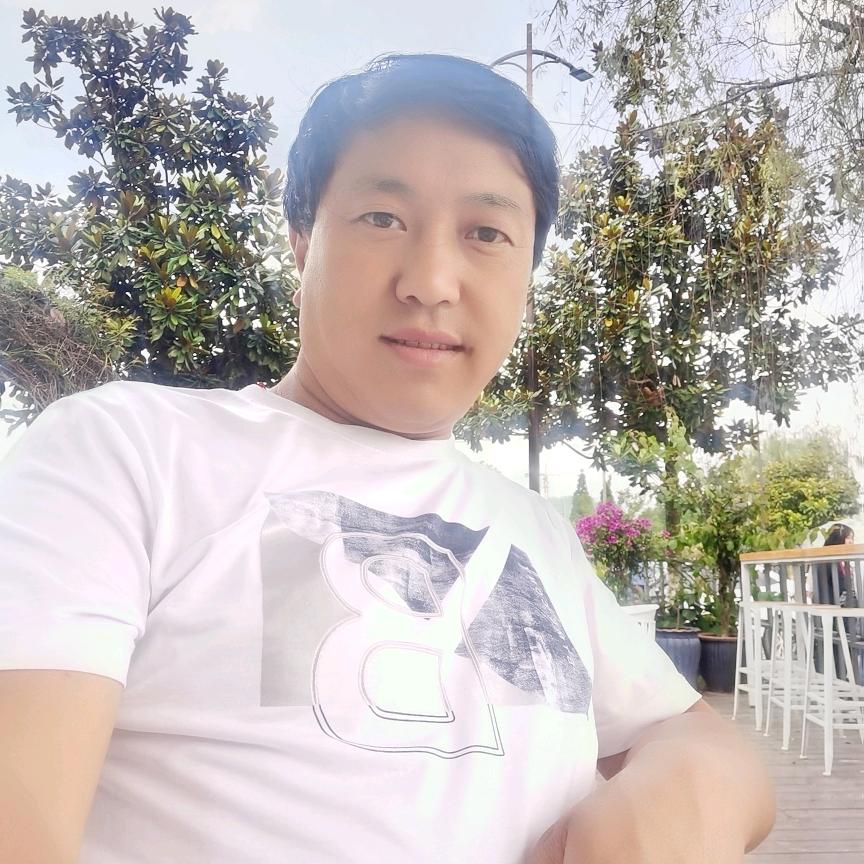 雪山向导，严初