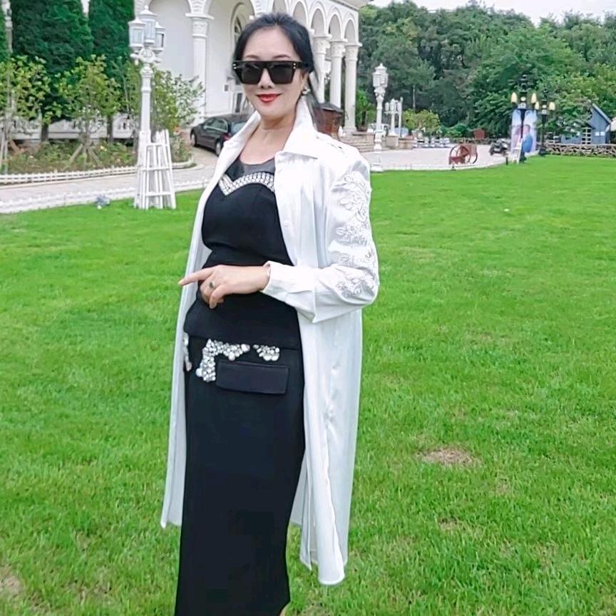杨杨：鞍山美女会文化传媒有限公司，