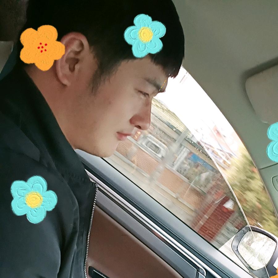 叾屾