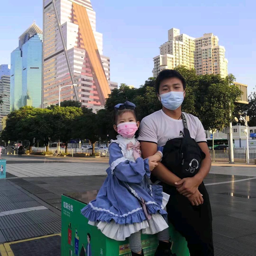 搂着猫睡觉的鱼