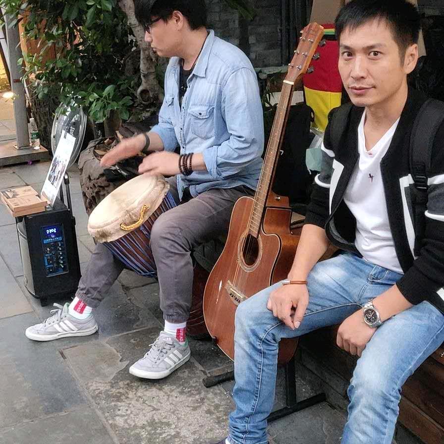 调皮的小哥哥