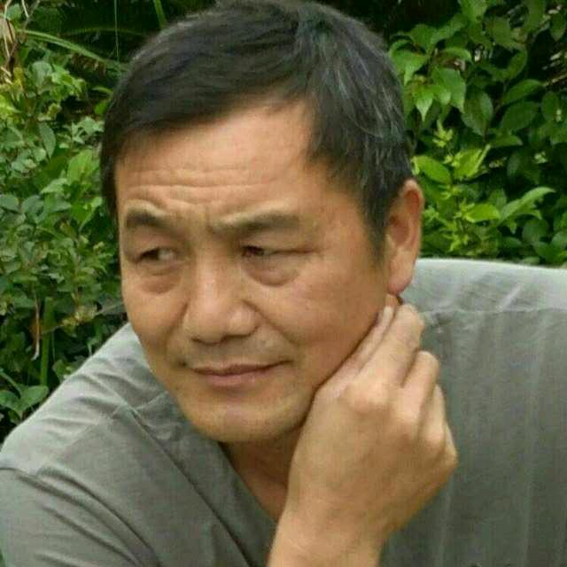吴小根养殖黑山羊，
