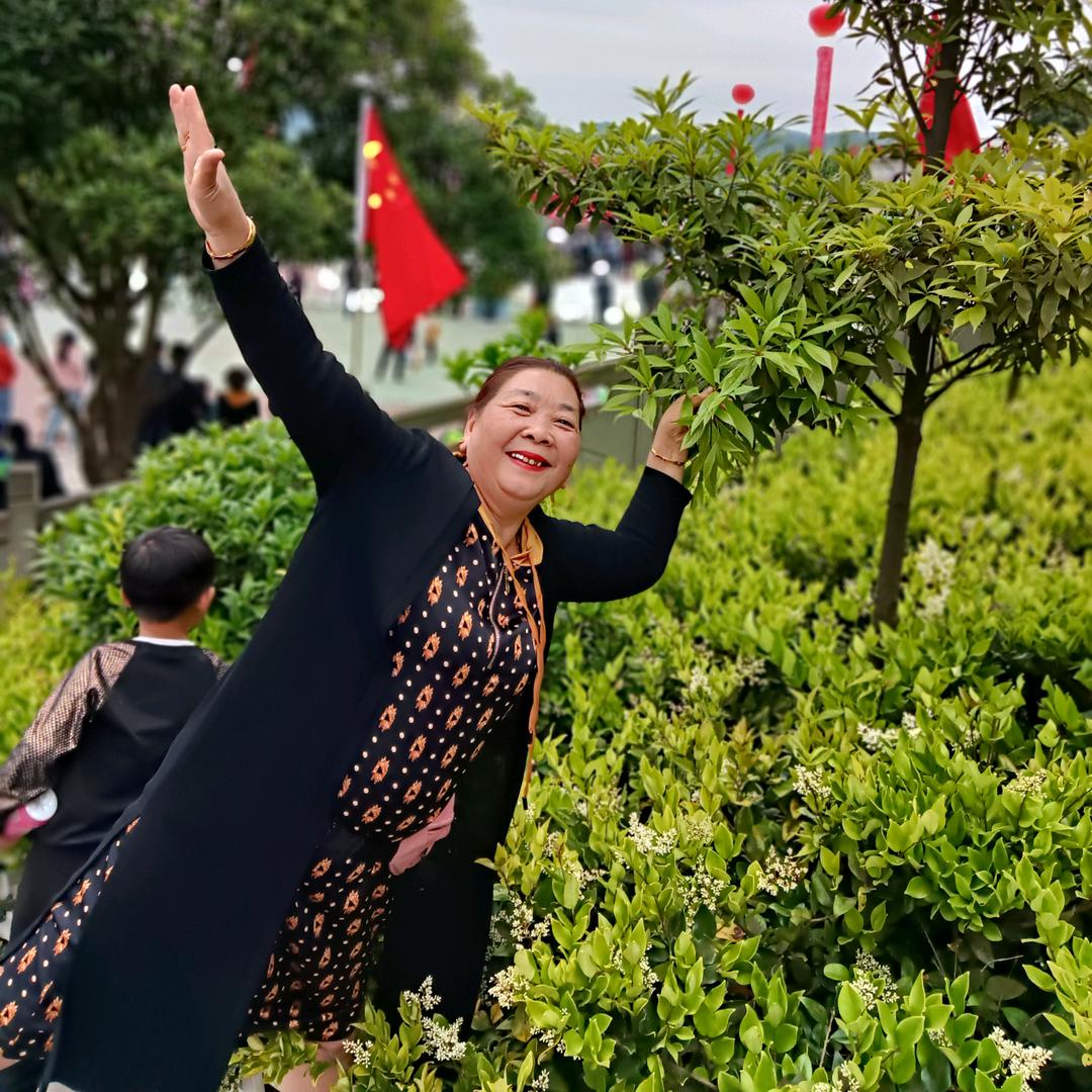 杨明英~时尚老太太，拒绝连续点赞。