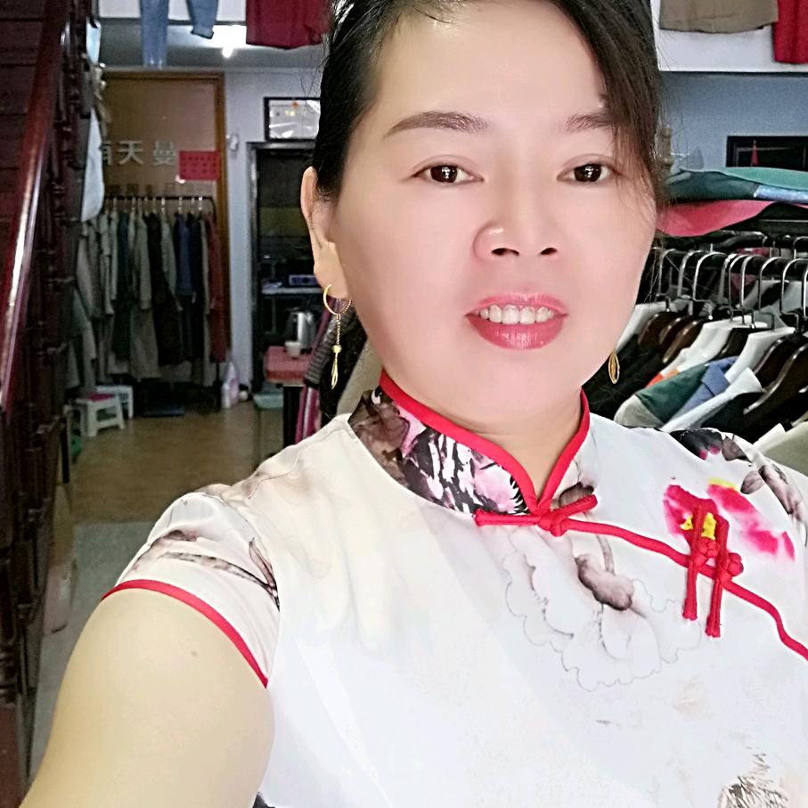 娄星区四小正对面精品男女装童姐