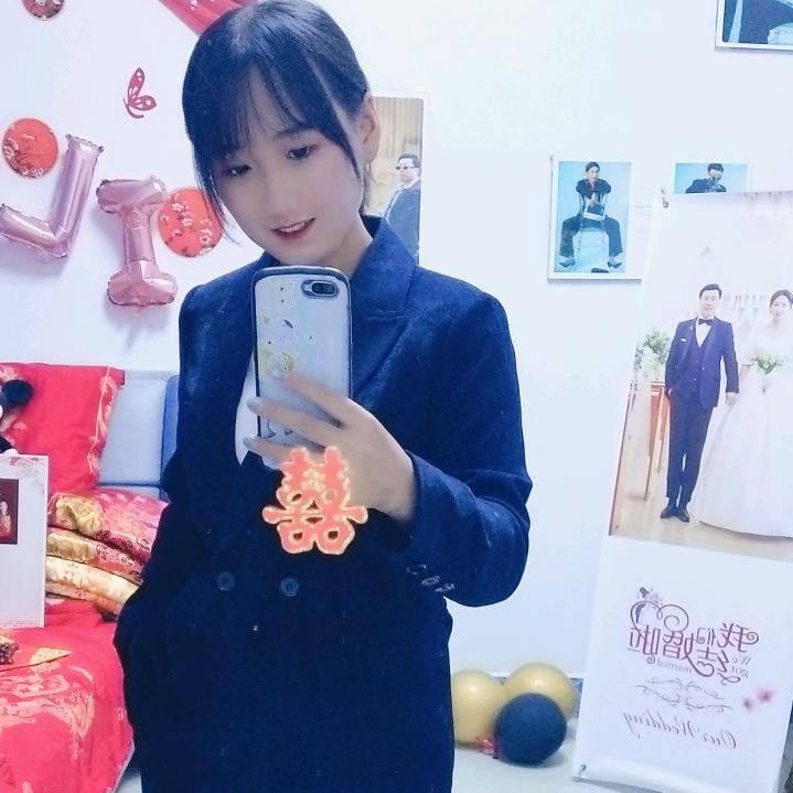 主持人贺凡
