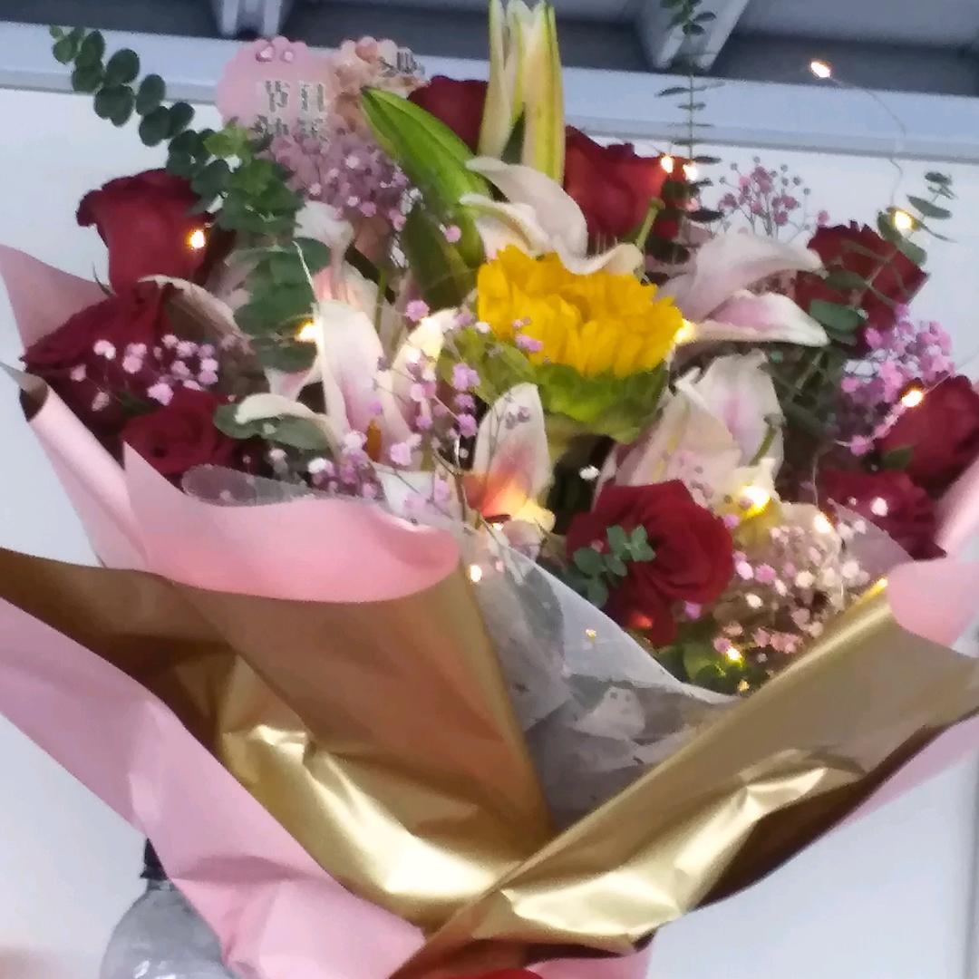 嫣然一笑💏