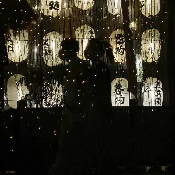 随风飘荡的落叶…