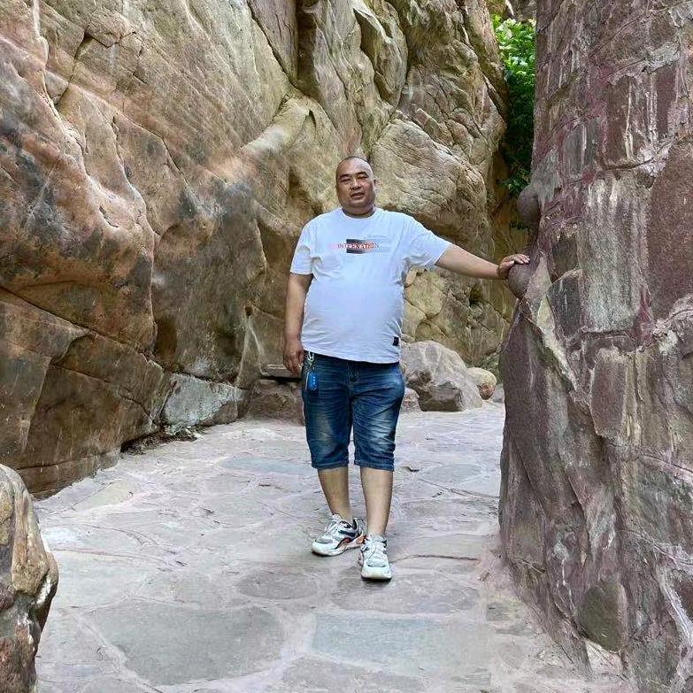 努力奋斗，勇往向前