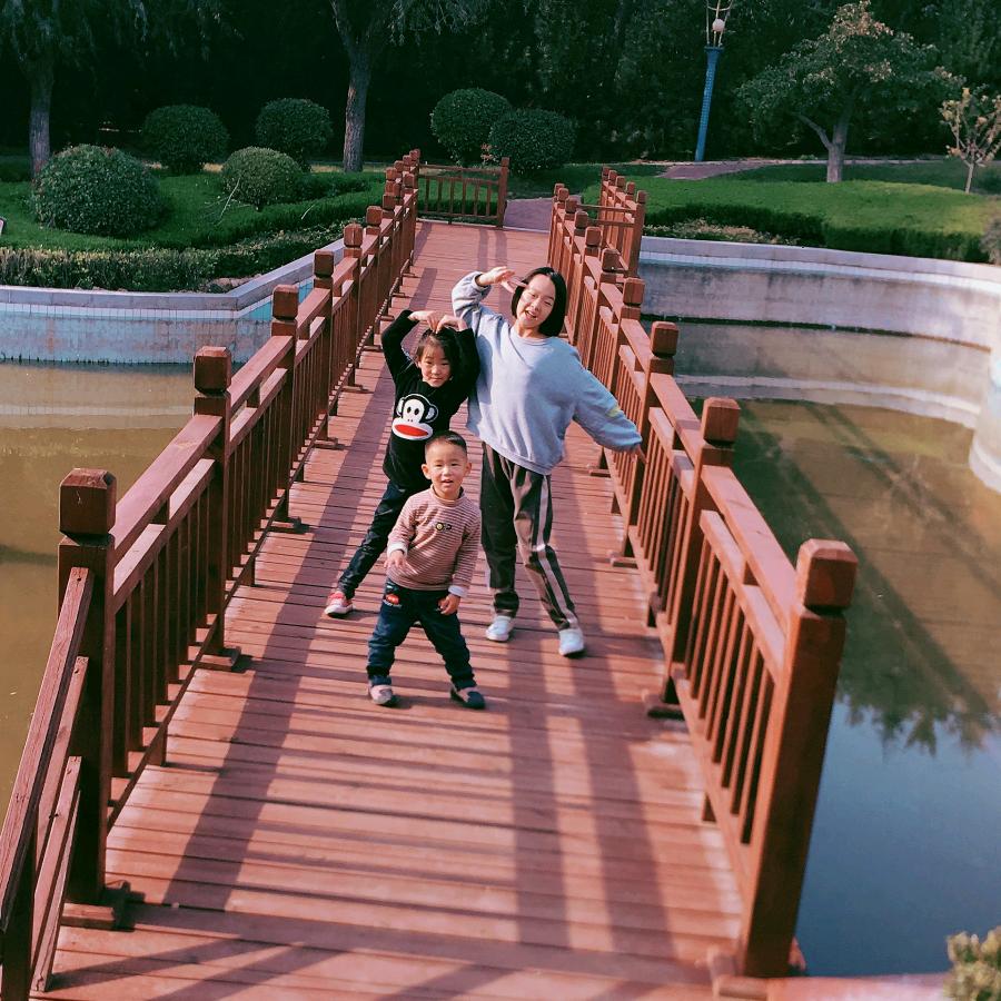 。『十指』%《紧扣》。