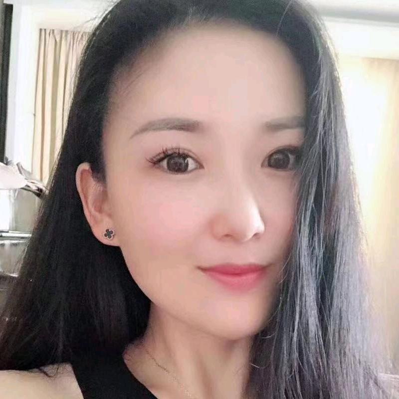 一个小女孩👧