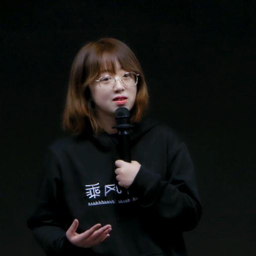史妍在发呆