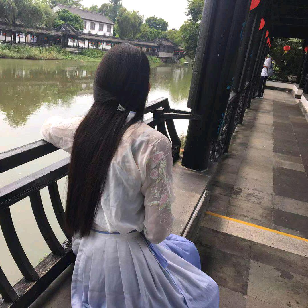 一张小凳子
