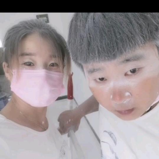 农村90后刷墙妹子