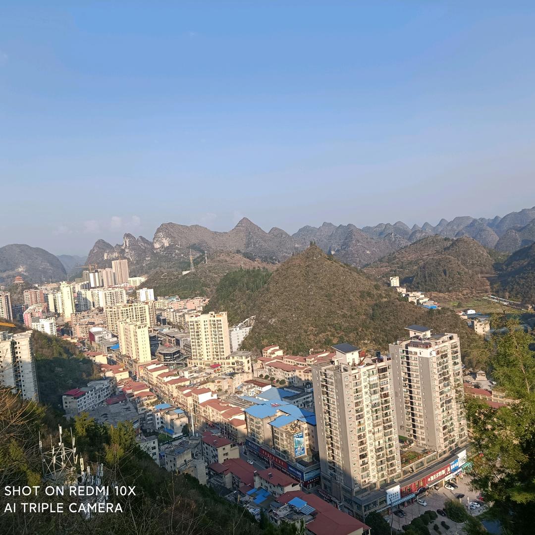 🧎🏻‍➡️👩🏻‍🦯