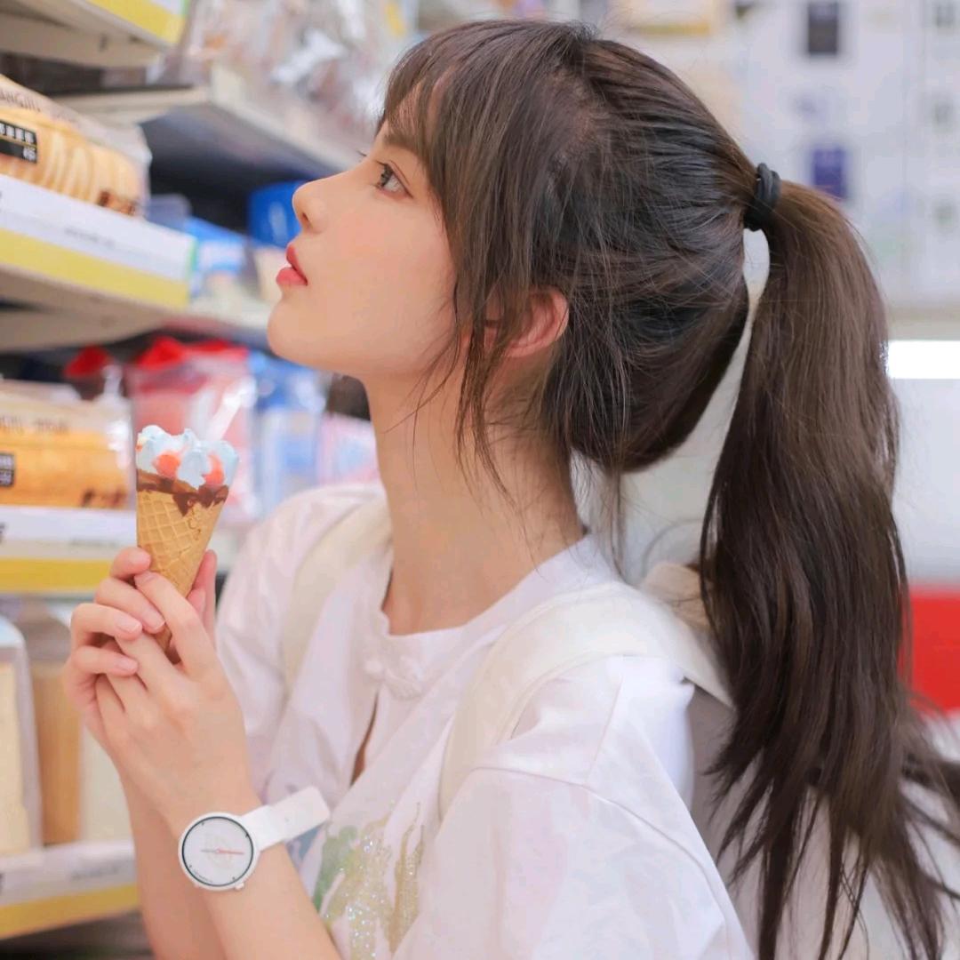 爱修手机的小妮