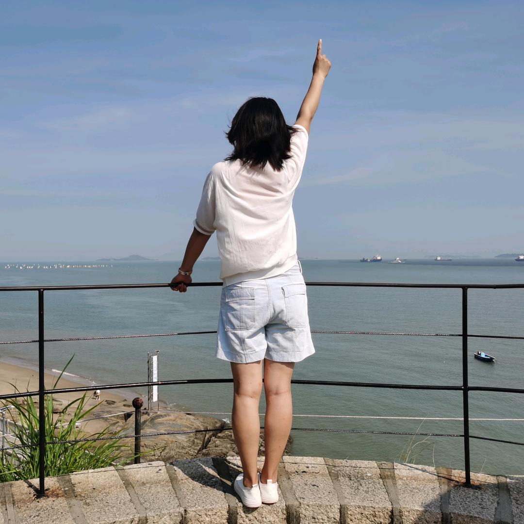 依依