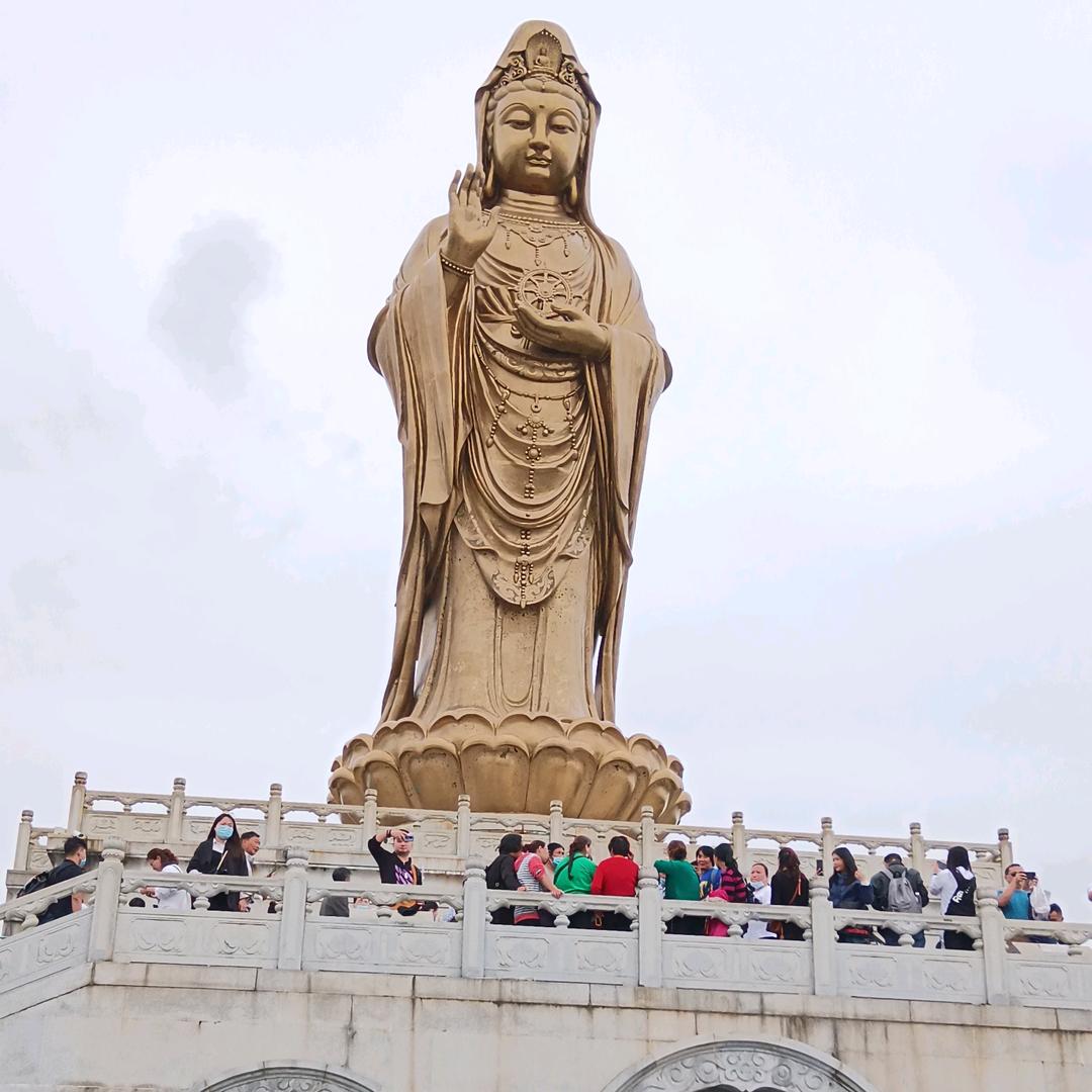 何，晴空万里