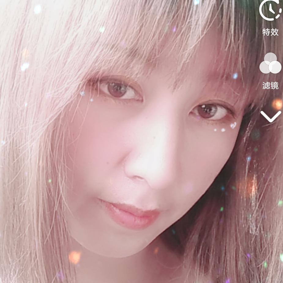 路灯下的小姑娘