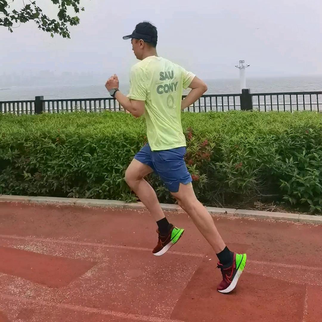 老何跑步