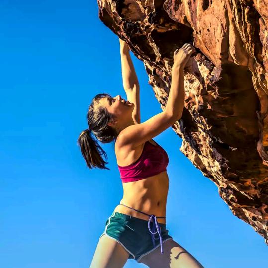 近水楼台先得月