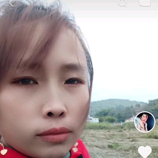 梁英.