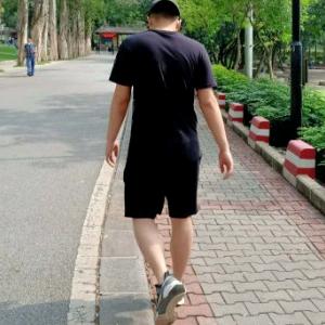 是小张