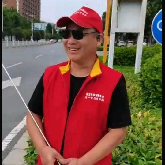骑行的人。