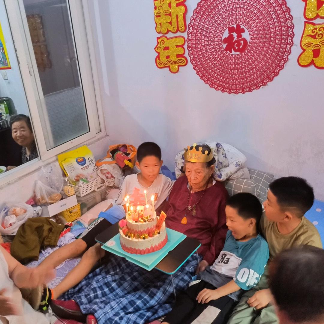 爱吹管的男孩