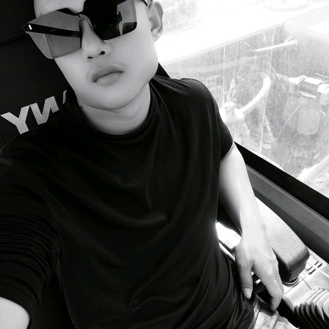 小龚.