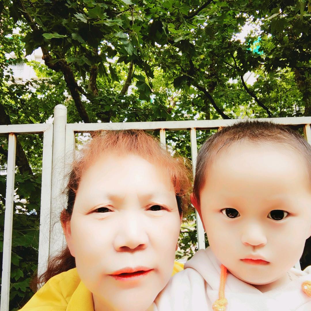 一个痛苦的女人，无依无靠，打铁靠本身