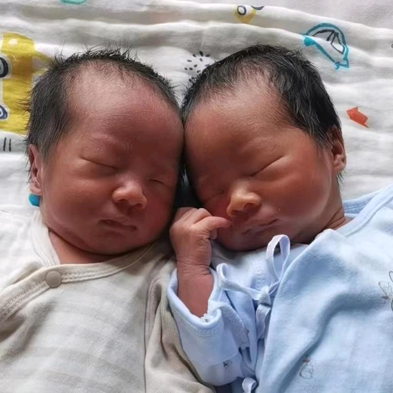 家有双胞胎😊