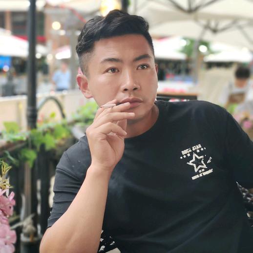 人到了低估的时候要学会坚强！！