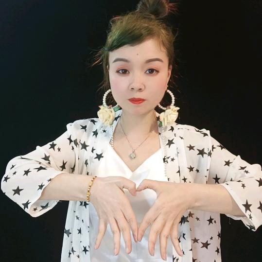 晓钰手舞
