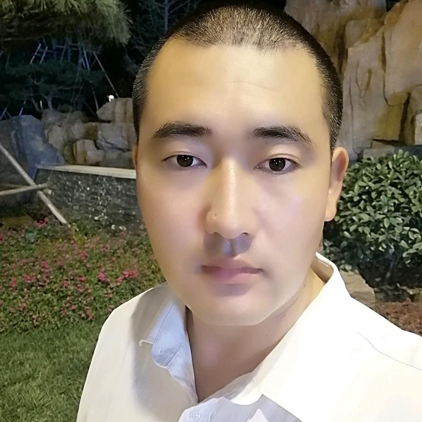 花猫枕着鱼头睡